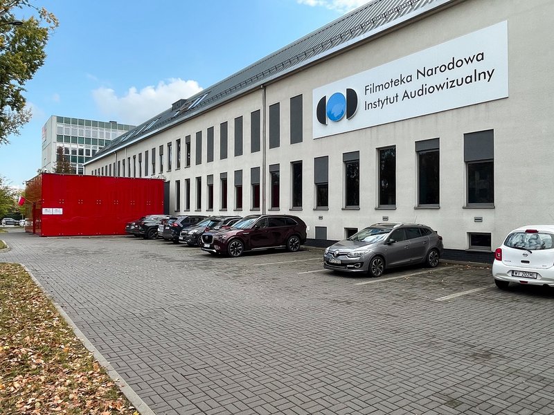 parking przed siedzibą FINA przy ul. Wałbrzyskiej 3/5