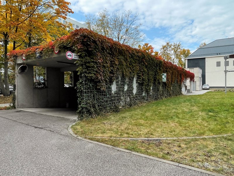 wjazd do garażu podziemnego na Dziedzińcu FINA