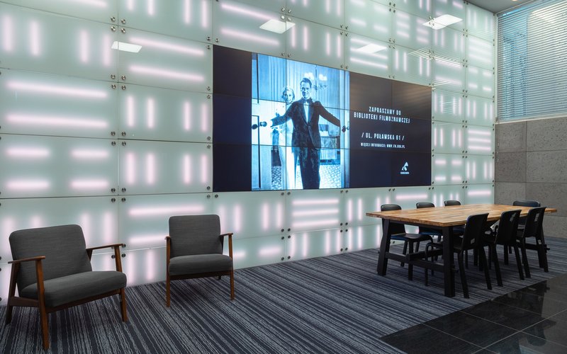 video wal przed wejściem do sali Mała Czarna w Kinie Iluzjon, fot. Mykyta Platonov