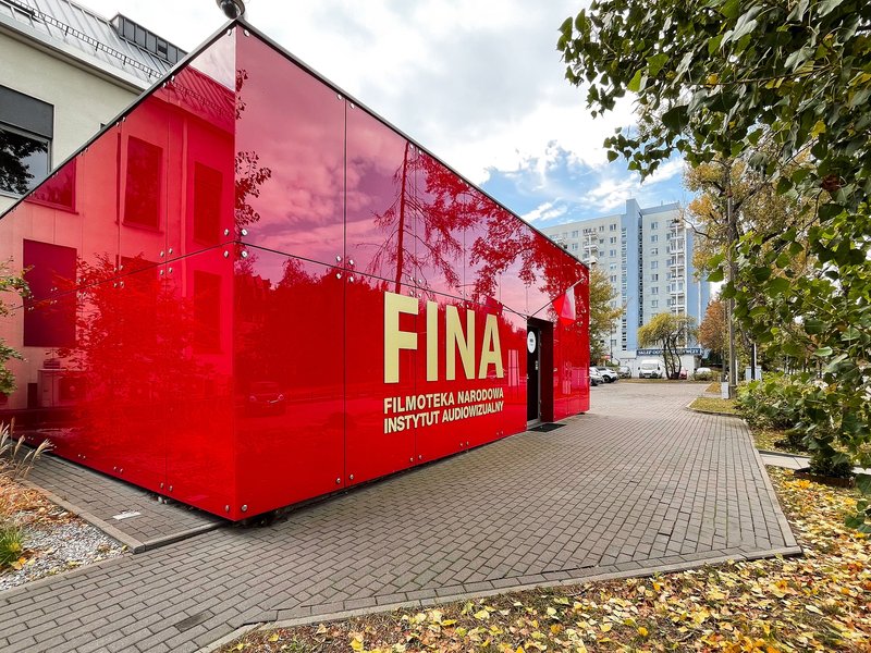 wejście główne do siedziby FINA przy ul. Wałbrzyskiej 3/5