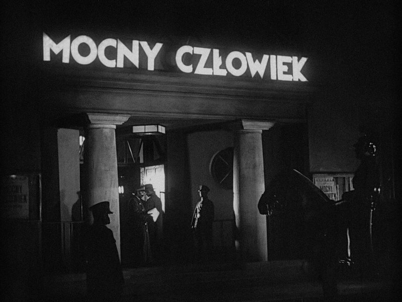 Kadry z filmu „Mocny człowiek” / Źródło: Filmoteka Narodowa - Instytut Audiowizualny