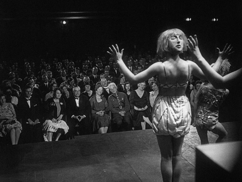 Kadry z filmu „Mocny człowiek” / Źródło: Filmoteka Narodowa - Instytut Audiowizualny