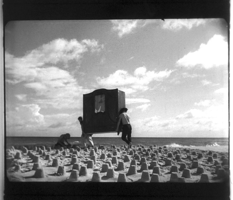 Kadry z filmu „Dwaj ludzie z szafą” / Źródło: Filmoteka Narodowa - Instytut Audiowizualny