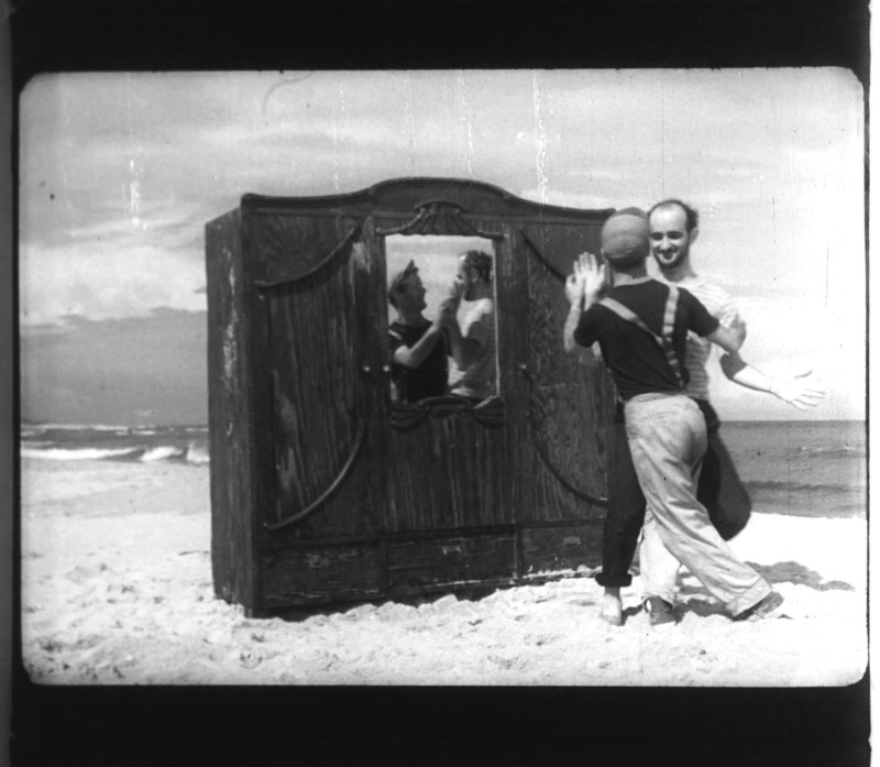 Kadry z filmu „Dwaj ludzie z szafą” / Źródło: Filmoteka Narodowa - Instytut Audiowizualny