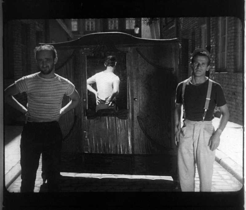 Kadry z filmu „Dwaj ludzie z szafą” / Źródło: Filmoteka Narodowa - Instytut Audiowizualny