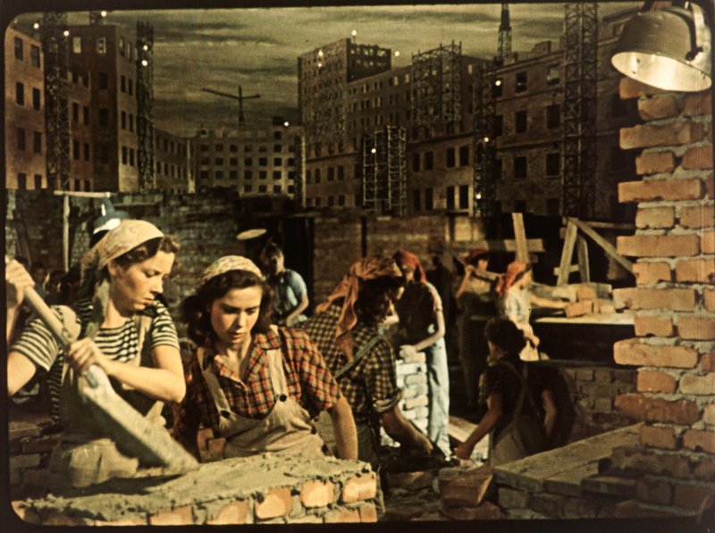 Kadry z filmu „Przygoda na Mariensztacie” / Źródło: Filmoteka Narodowa - Instytut Audiowizualny