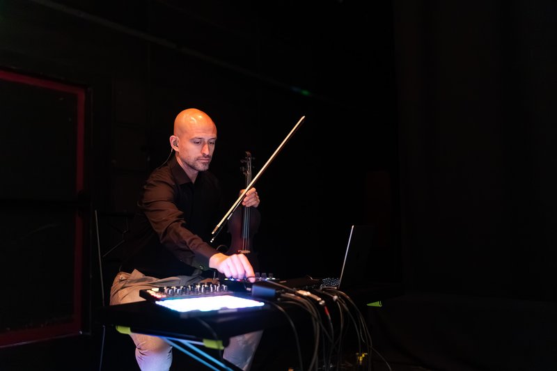 gg.violino (Grzegorz Gadziomski) gra do zestawu filmów przemysłowych, fot. Maciek Zygmunt / KFF
