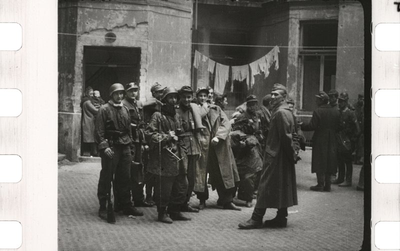 Materiały filmowe z Powstania Warszawskiego / Źródło: FINA