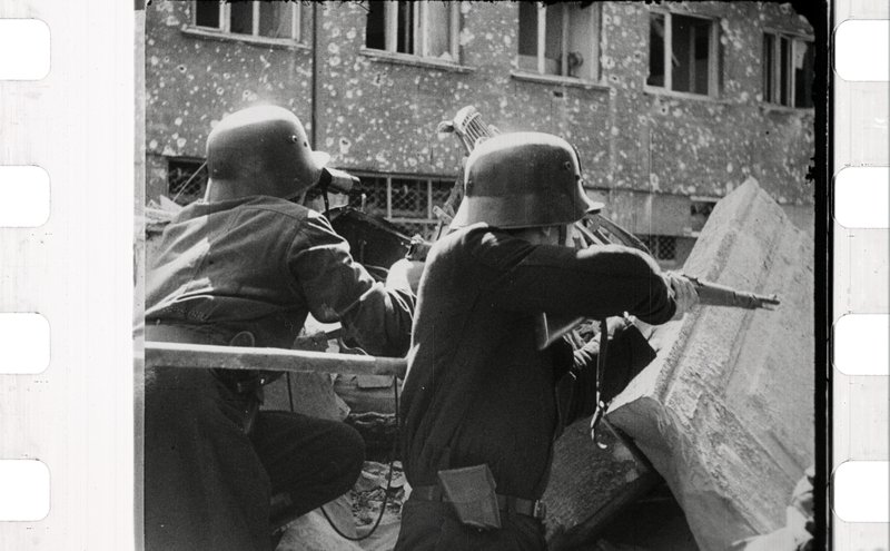 Materiały filmowe z Powstania Warszawskiego / Źródło: FINA