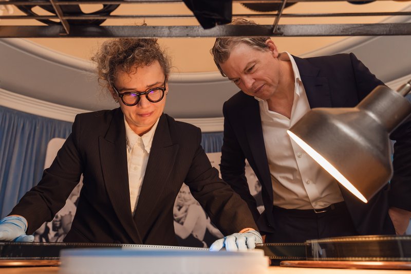 Monika Supruniuk, zastępczyni dyrektora FINA ds. zbiorów analogowych i infrastruktury i Greg Peters (Netflix)