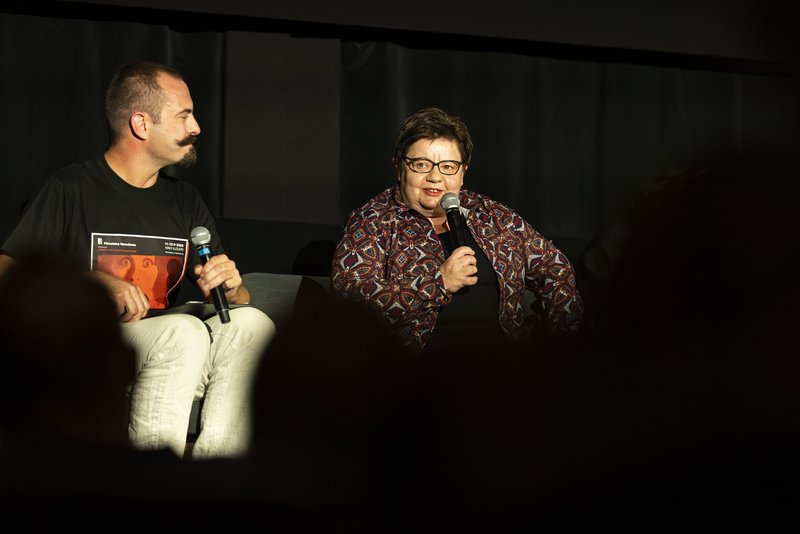 filmograf FINA Michał Pieńkowski rozmawia z Renatą Wąsowską, organizatorką pierwszych edycji Święta Niemego Kina, fot. Jan Gierach / FINA