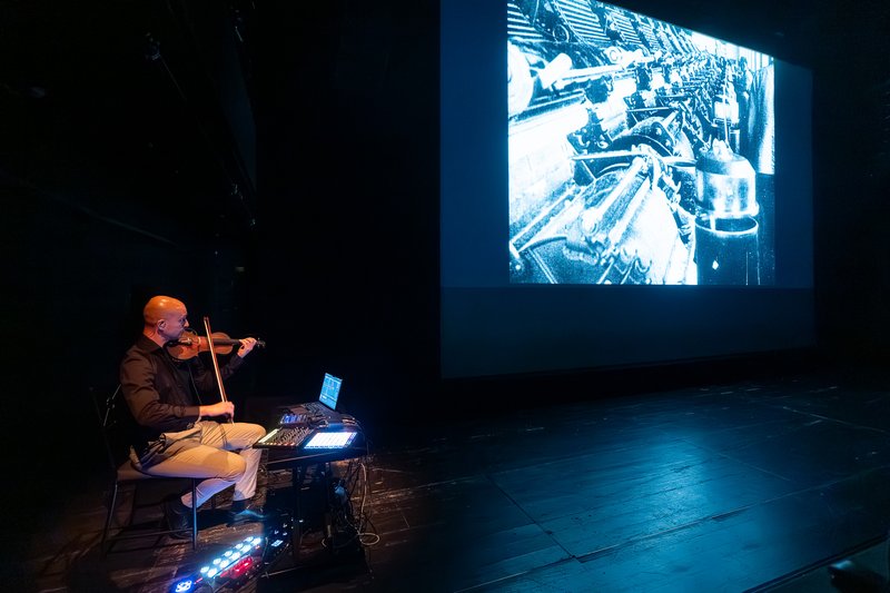 gg.violino (Grzegorz Gadziomski) gra do zestawu filmów przemysłowych, fot. Maciek Zygmunt / KFF